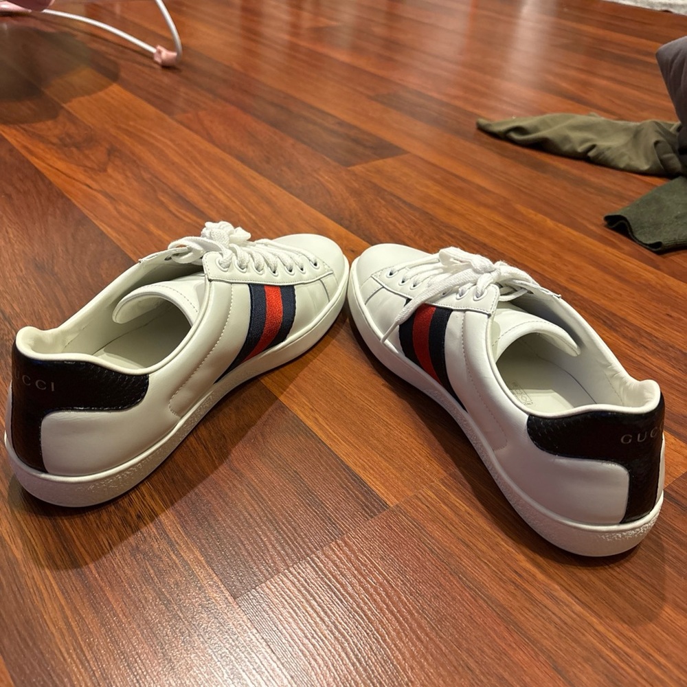 Gucci White Leather Sneakers Sleek Minimalist Design - Picture 5 of 8
